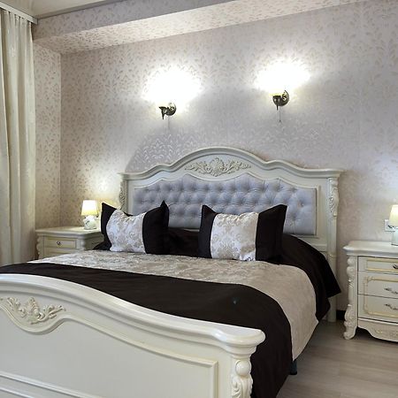 Maximus Hotel Lutsʼk Esterno foto