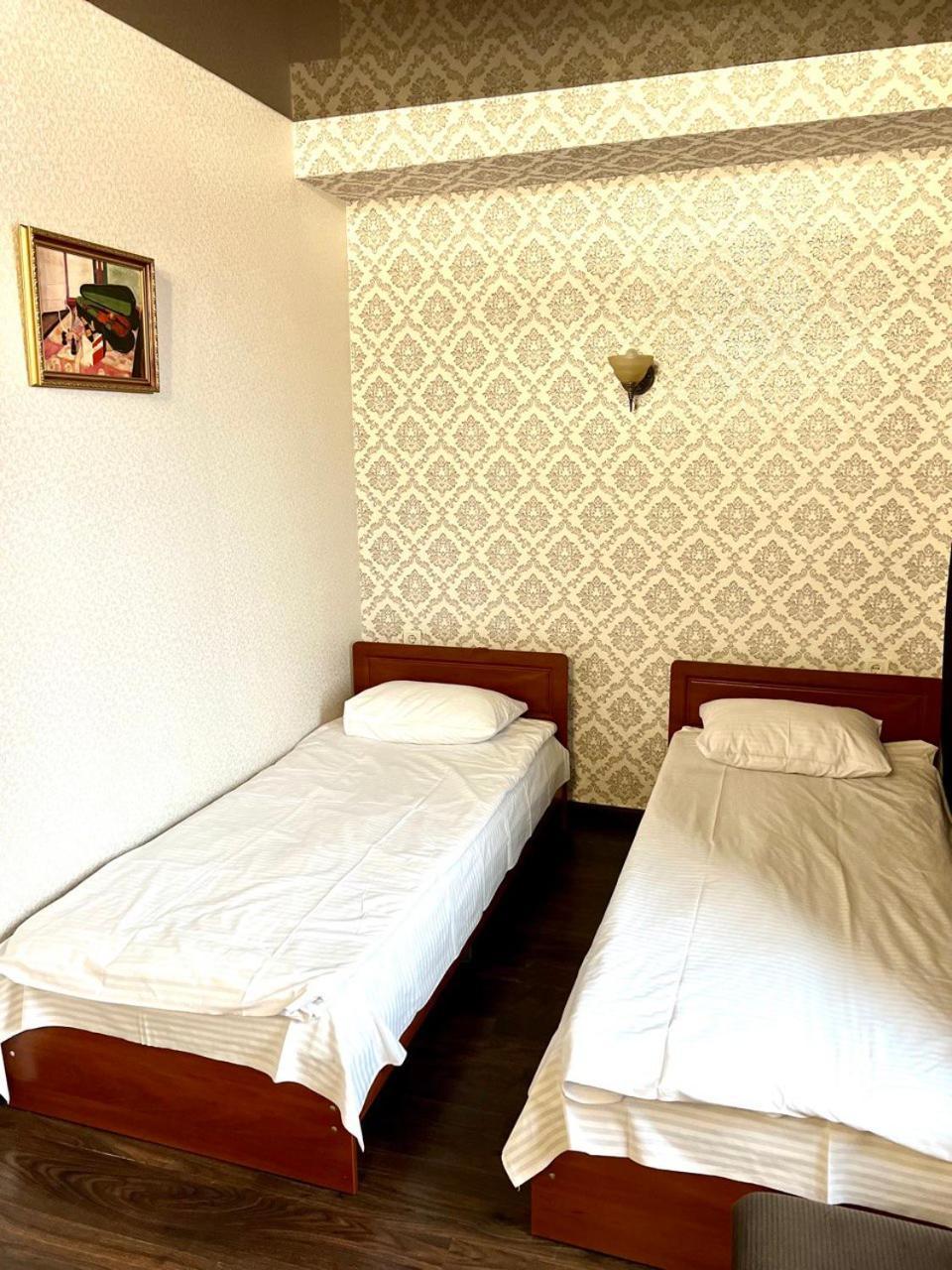 Maximus Hotel Lutsʼk Esterno foto